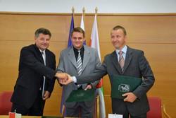 Direktor CM Celje, d. d. Marjan Vengust, župan mag. Marko Diaci in direktor Gins, d. o. o. Matjaž Mernik po podpisu pogodbe